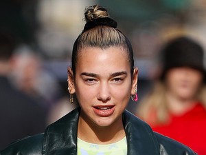 Dua Lipa malaclopó Mátrix-kabátja nagyon retró