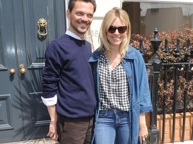 Örök klasszikus! Sienna Miller megmutatja, hogy viseld a farmert idén tavasszal