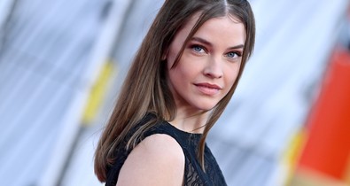 Palvin Barbara áttetsző ruhában érkezett a vörös szőnyegre Dylan Sprouse oldalán