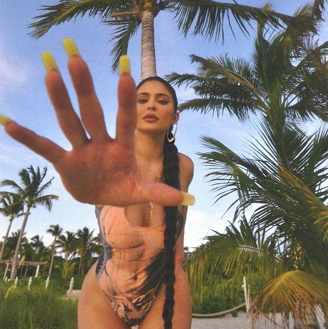 Kylie Jenner egyrészes fürdőruhában