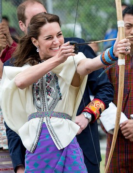 Amikor Bhutánba látogatott, a helyiek nemzeti viseletéből merített ihletet, és az íjászkodást is kipróbálta. 