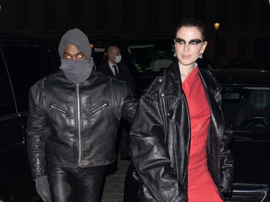 Julia Fox és Kanye West merész  szettben debütált a vörös szőnyegen