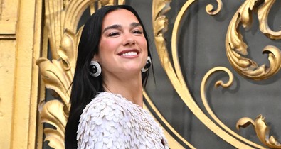 Dua Lipa melltartó nélkül viselt meztelenruhát, csak úgy ordít a szettjéből a merészség