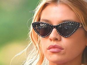 Ez a fonás Stella Maxwell hajában pofonegyszerű, mégis tökéletes!
