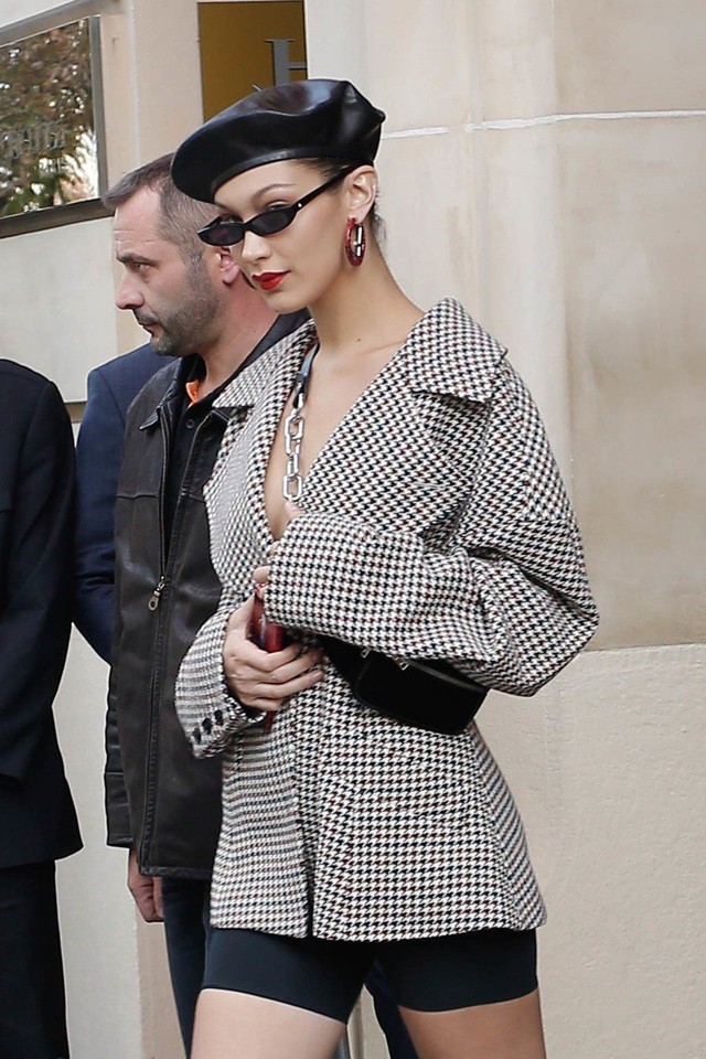 Mi ez az összeállítás Bella Hadidon? A modellt elkapta a szexi párizsi hangulat