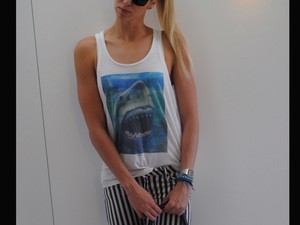 Cáparuha? Ugyan! Verrasztó Evelyn kedvenc pólójában kezdi a hetet