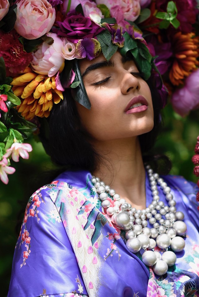 Meglátod ezt a fotósorozatot, és onnantól csak virágos fejdíszeket akarsz majd viselni