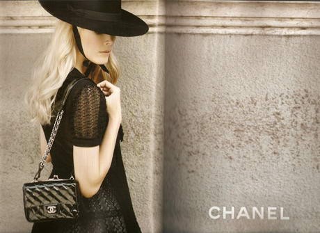 Claudia Schiffer és a Chanel klasszikus párosa.