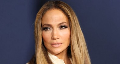 Jennifer Lopez köldökig kivágott kis fekete ruhájától azonnal zavarba jössz