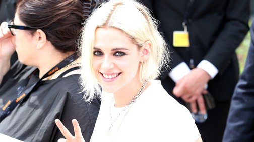 Kristen Stewart hófehérben, kézben hozza a tűsarkút