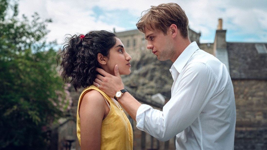 (Ambika Mod és Leo Woodall az Egy nap c. sorozatban)