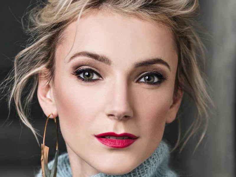 Borbély Alexandra élete legszebb ruhájában ragyog a Parlamentben, fotója örökre a retinánkba ég