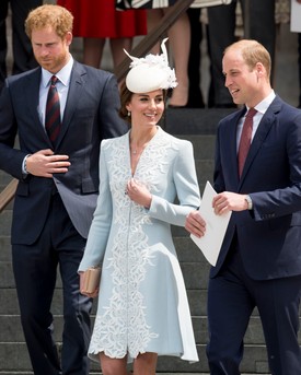 Köztudott, hogy II. Erzsébet királynőnek határozott elképzelései voltak a női öltözködésről. Szoknya vagy ruha viselete esetén a térdet takaró hossz volt számára elfogadható. 2016-ban azonban Katalin hercegné megszegte a szabályt, méghozzá rosszkor és rossz helyen. A hercegné a királynő 90. születésnapi ünnepségén egy halványkék Catherine Walker kabátruhát viselt, amelyet finom fehér csipkedíszítés tett különlegessé. Az összeállítást fehér kalappal és magassarkúval egészítette ki, ám a ruha hossza a térd fölé ért, így Katalin combot villantott. Bár nem durván kirívó, sokak szerint egy ilyen jeles alkalmon – különösen a királynő születésnapján – szerencsésebb lett volna az uralkodó elvárásainak megfelelő darabot választani.