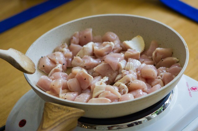 Készítsd el a legegyszerűbb és a legfinomabb vacsorát: Ezt a csirkés egytálételt pont neked találták ki