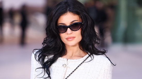 Kylie Jenner élete legnagyobb dekoltázsát villantotta, de valami nagyon nem stimmel vele a rajongók szerint