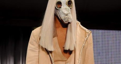 Vér, gázálarc - a londoni divathét legextrémebb bemutatója