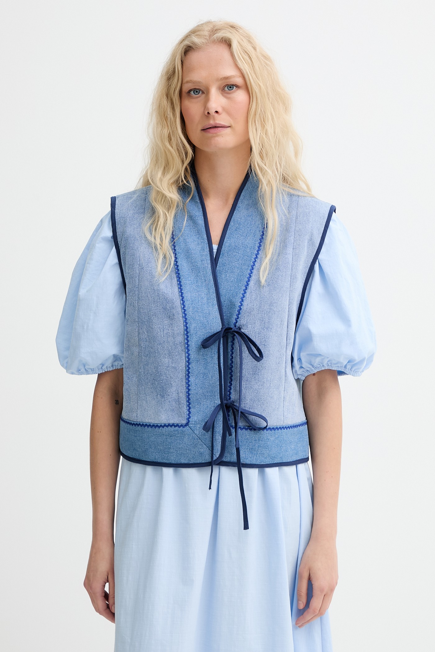 Selejtből statement – a régi farmerek új életre kelnek az Answear × INTU kollekcióban. Ez nemcsak divat, ez egy szemléletváltás.