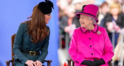 Katalin hercegné torokszorító gesztussal tiszteleg a néhai Erzsébet királynő előtt