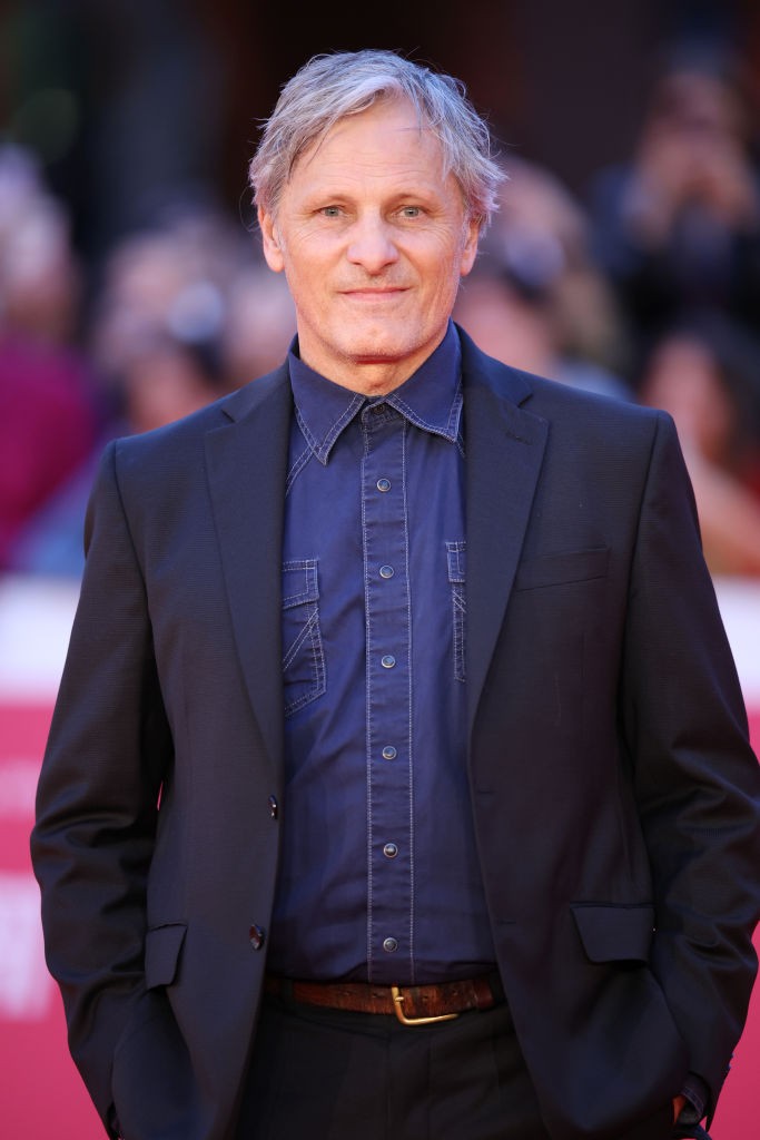 Mi is alig hisszük el, de Viggo Mortensen, aki Aragornt, az Északi Dúnadánok tizenhatodik vezérét alakította, ma már 66 éves. 