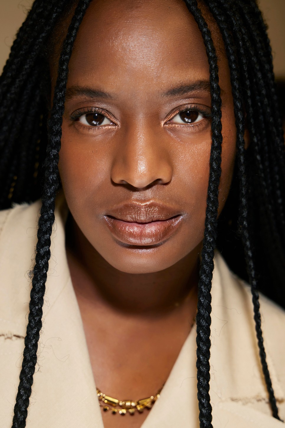 A bronzos hatású, egységes smink uralkodó lesz a szezonban