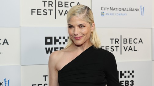 Selma Blair az egész világnak leckét adott élni akarásból, súlyos betegsége ellenére is ragyog a vörös szőnyegen
