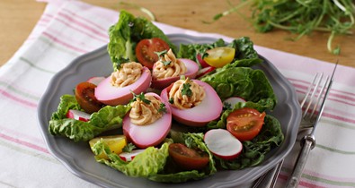 A húsvét egyik kedvence: céklában marinált töltött tojás - Recept