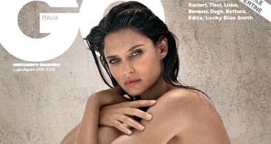 Egy évvel a szülés után gyönyörű akt fotókon a legszebb olasz modell