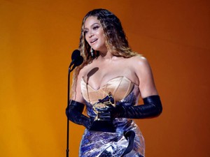 Beyoncé gyakorlatilag felismerhetetlen lett: a platinaszőke haj is elképesztően jól áll neki