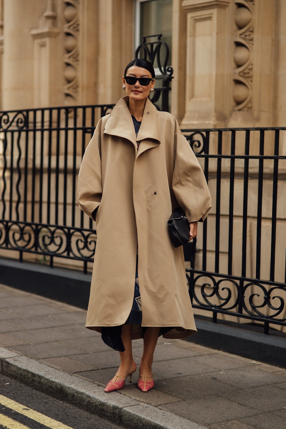 A platform cipők nyugdíjba vonultak, az eleganciát és a hétköznapi sikket most a hegyes orrú magassarkú cipők adják