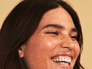 Újabb kampány adja tudtunkra, hogy narancsbőrrel, szeplőkkel, ráncokkal együtt vagyunk gyönyörűek