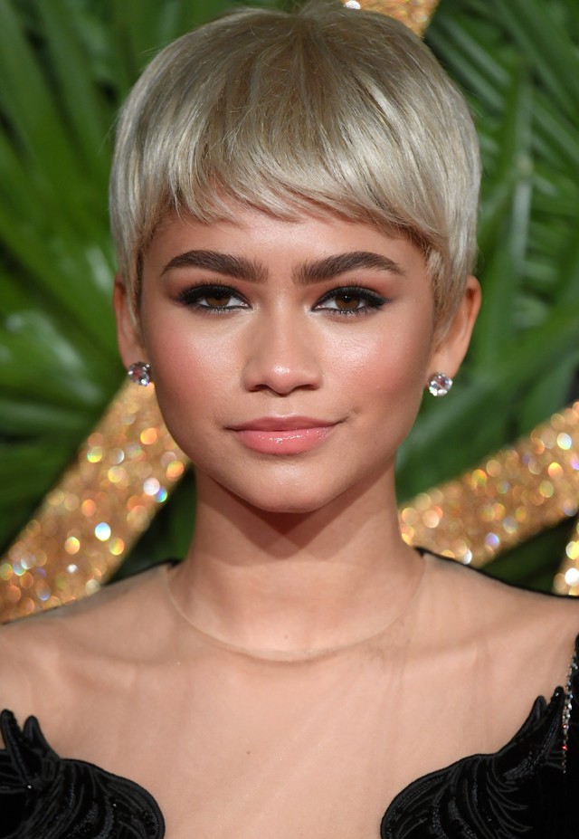 Hű! Zendaya nem barna többé! Platinaszőke bubival sokkolt!