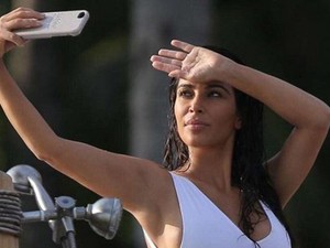 Kim Kardashian alig fér bele a hófehér fürdőruhájába
