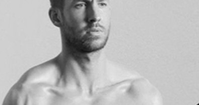Calvin Harris egy szexisten az Emporio Armani alsógatyáiban