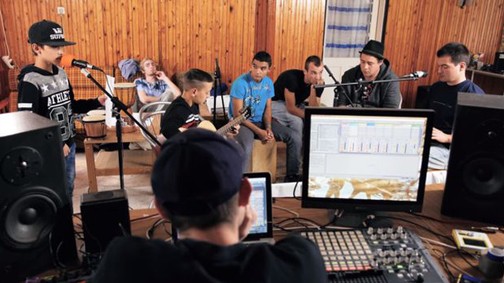 Nem lehet sírás nélkül kibírni az ózdi roma srácok zseniális feldolgozását