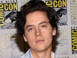 Atyaég! Feltörték Cole Sprouse Twitter-oldalát!