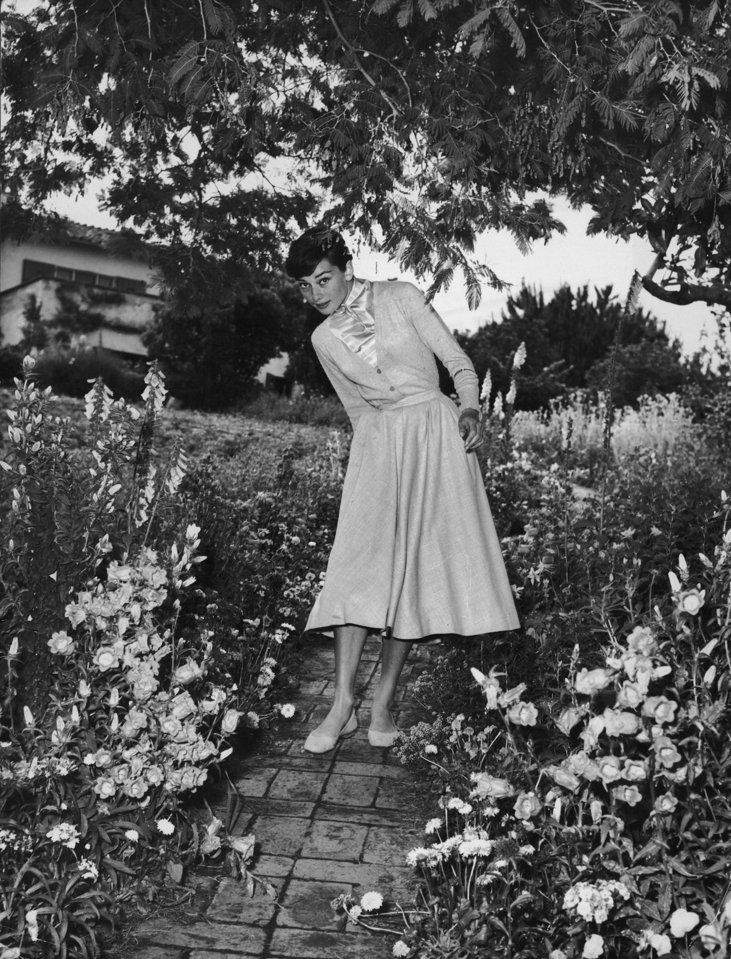 Audrey ruhatárának központi elemei voltak a térd alá érő szoknyák és balerinacipők.