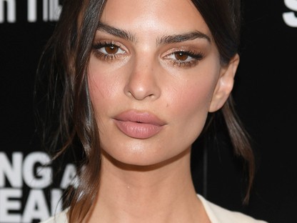 Emily Ratajkowski sosem volt még ilyen visszafogott, de sokkal jobban áll neki, mint a pucérkodás