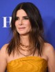 Lágy ombre hullámok: Sandra Bullock finom átmenetes hajvégei és laza hullámai könnyed, mégis rendezett összképet nyújtanak.
