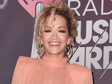 Rita Ora VISELT melltartót