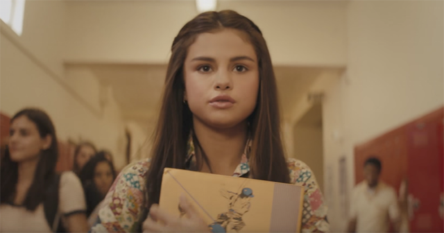 Selena Gomez egy bajszos középkorú apát játszik a saját klipében