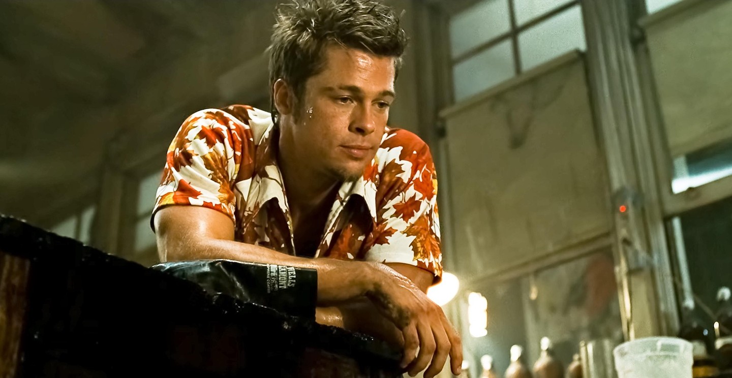 Az ezredforduló előtt Brad Pitt újabb David Fincher moziban mutatta meg, mennyire jó színész vált belőle egy évtized alatt. A Harcosok klubja című filmet először el sem akarta vállalni, sőt, karakterét Russel Crowe játszotta volna, a rendezőnek végül mégis sikerült rábeszélnie, hogy részese legyen a produkciónak. 