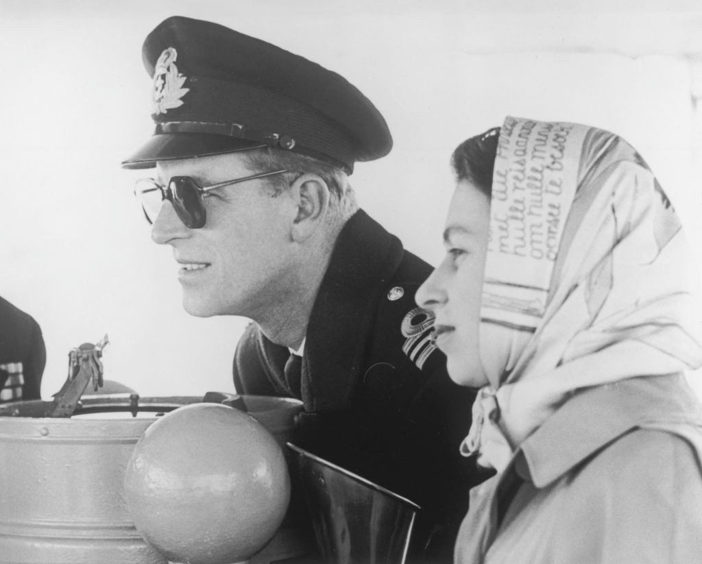  Fülöp herceg vagány napszemüvegeket hordott, Erzsébet pedig a fejkendőivel teremtett divatot. 