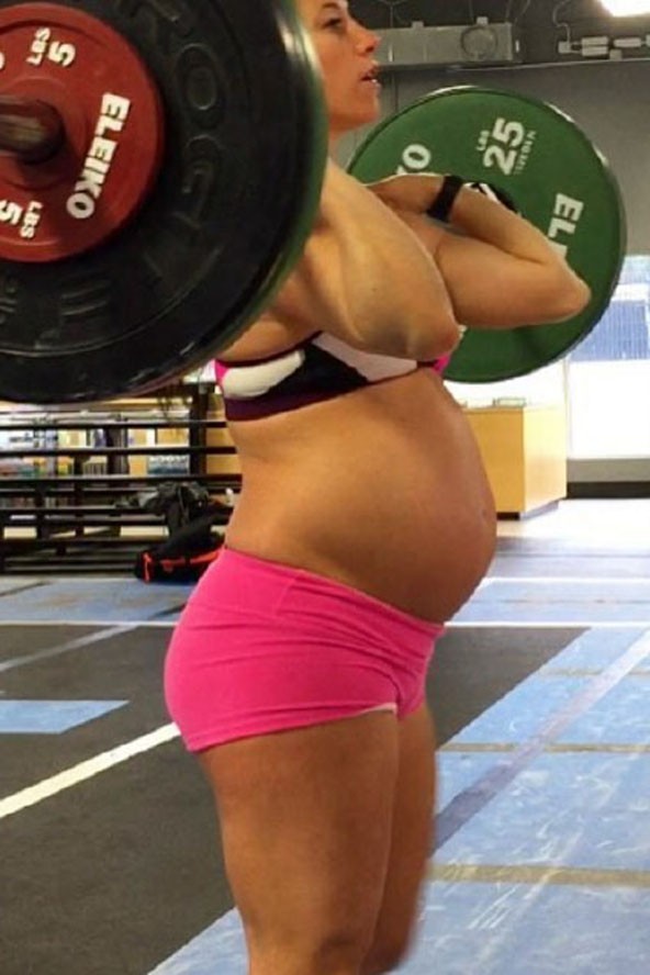 Ez a kismama 9 hónapos terhesen is 45 kilós súlyokat emel