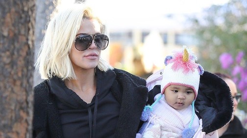 Milyen anya az ilyen? Kiakadtak Khloé Kardashian műkörmein az Instagramon