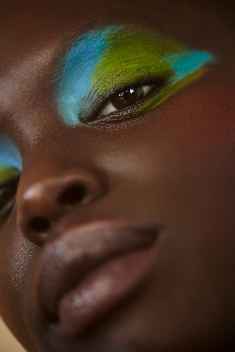 A nagy formák jól működnek parti sminkben, a finom vonalakat és ecsetvonásokat pedig bevetheted a hétköznapokon. // Smink: Monika Blunder Beauty Blunder Cover alapozó, Chantecaille Lip Chic, AboutFace Beauty matt folyékony szemfesték, Fenty Beauty Cheeks Out pirosító