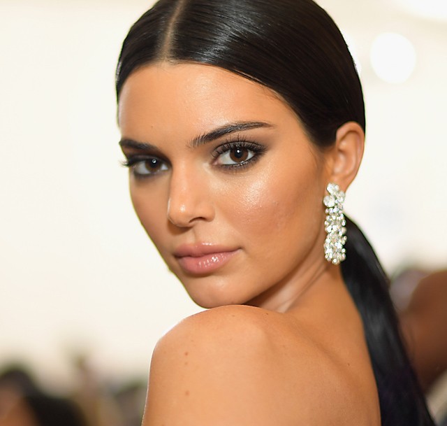 A nagymama-kardigán lesz az ősz legnagyobb trendje: Bella Hadid, Kendall Jenner is ezt viseli