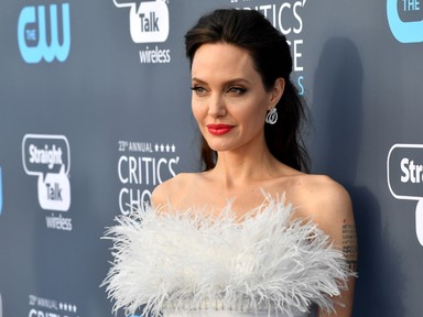 Angelina Jolie összejött egy 21 évvel fiatalabb hírességgel?