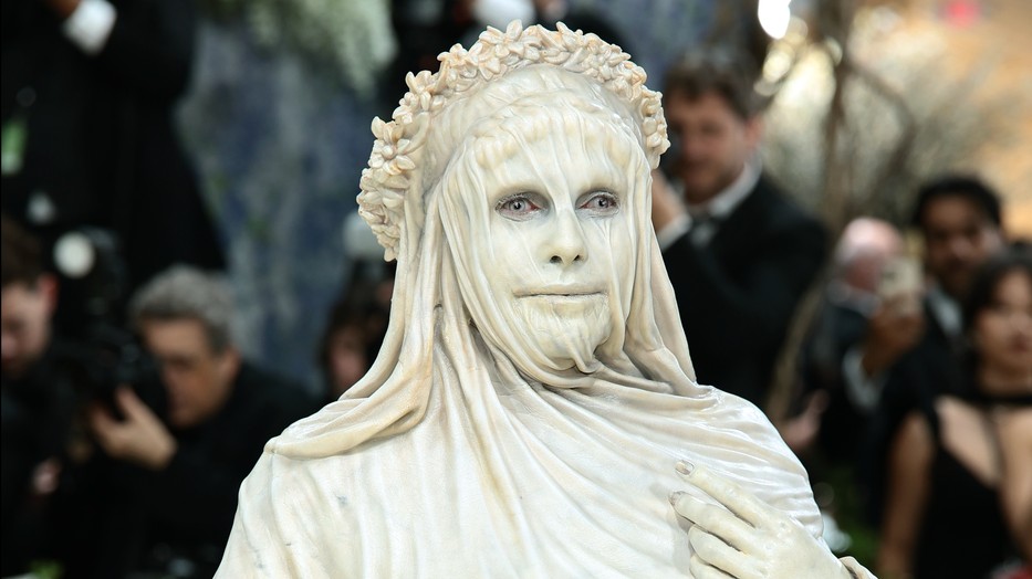 Heidi Klum szó szerint kőszoborrá változott a Met-gálán, és megjelenése mesterien idézte meg a Fátyolos Vesta-szobrot