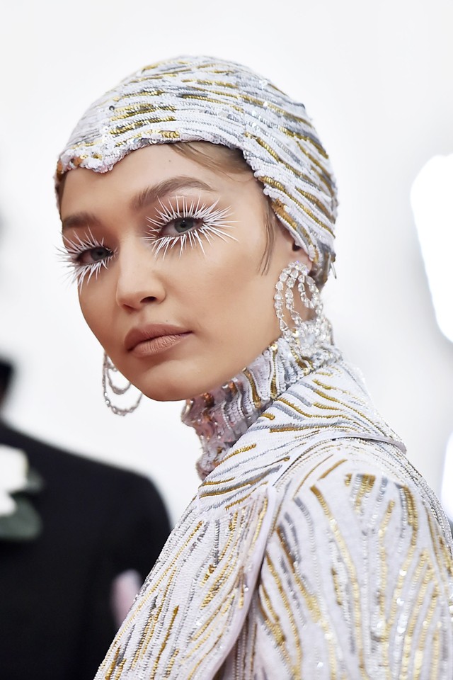 Égigérő szempillák, szivárványszínek és ragyogó bőr - Ezek voltak a Met gála legfantasztikusabb sminkjei!