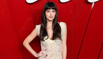 Dakota Johnson ismét bizonyította, hogy ő a meztelenruhák királynője, sokat mutató, csupa csipkében érkezett a vörös szőnyegre